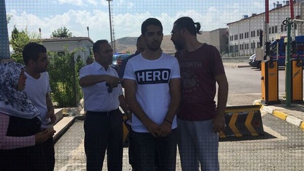 Τουρκία: Οι αρχές συλλαμβάνουν όποιον φορά μπλουζάκι που γράφει πάνω «ήρωας»