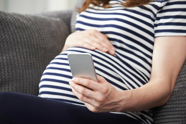 Έρευνα: Η χρήση κινητού από τις εγκύους δεν θέτει σε κίνδυνο την ανάπτυξη του μωρού