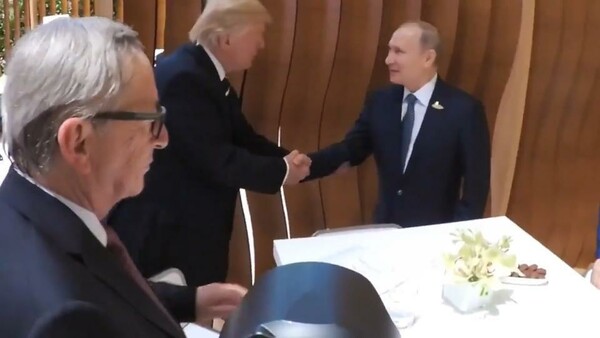 Πούτιν και Τραμπ αντάλλαξαν την πρώτη τους χειραψία