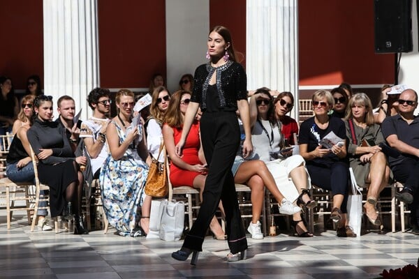 Φωτορεπορτάζ: Μοντέλα, σχεδιαστές, σελέμπριτι και fashion bloggers στην Εβδομάδα Μόδας της Αθήνας