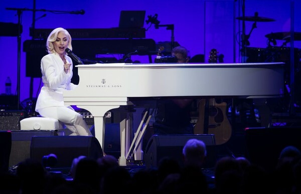 Οι πέντε εν ζωή πρώην πρόεδροι των ΗΠΑ και η Lady Gaga μαζί σε μουσική σκηνή
