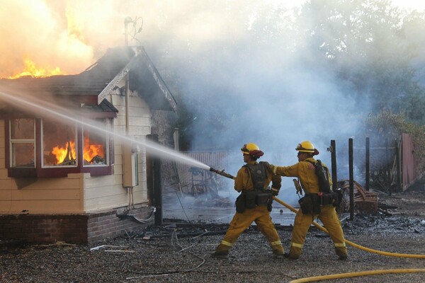 40 νεκροί στις φονικές πυρκαγιές της Καλιφόρνιας - 100.000 άνθρωποι έχουν απομακρυνθεί από τα σπίτια τους