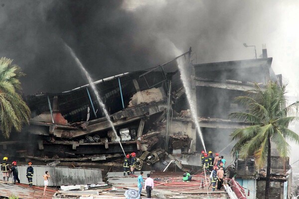 Φωτιά σε εργοστάσιο υφαντουργίας στο Μπανγκλαντές - Τουλάχιστον 6 εργάτες νεκροί
