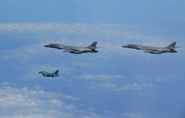 Νέα επίδειξη δύναμης: Βομβαρδιστικά των ΗΠΑ πέταξαν πάνω από τη χερσόνησο της Κορέας