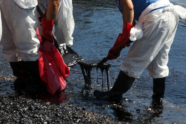 Οικολογική καταστροφή: 800 τόνοι μαζούτ έχουν απαντληθεί ως τώρα- Η ρύπανση έφτασε και στο Λαγονήσι