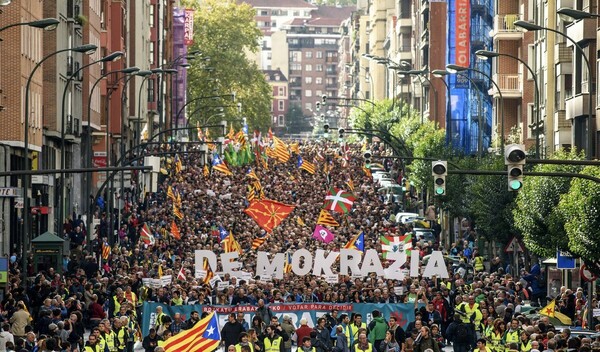 Χιλιάδες διαδηλωτές στη Χώρα των Βάσκων υπέρ του δημοψήφισματος για την ανεξαρτησία της Καταλονίας
