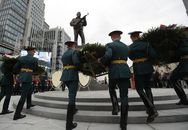 Οι Ρώσοι έκαναν άγαλμα 7,5 μ. τον άνθρωπο που σχεδίασε το Καλάσνικοφ