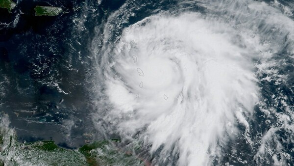 Με ταχύτητες 260 χλμ. απειλεί ο «Μαρία» την Καραϊβική - Στην ανώτατη κλίμακα ο κυκλώνας