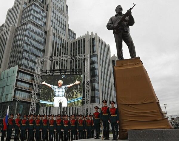 Οι Ρώσοι έκαναν άγαλμα 7,5 μ. τον άνθρωπο που σχεδίασε το Καλάσνικοφ