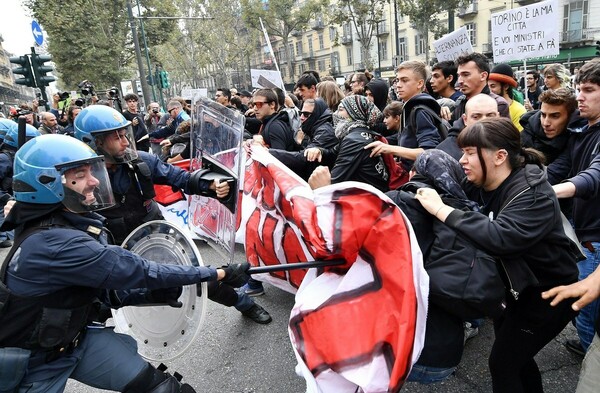 Ιταλία: Συγκρούσεις διαδηλωτών - αστυνομίας στο περιθώριο της G7 στο Τορίνο