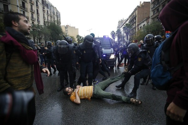 38 τραυματίες στην Καταλονία - Η δήμαρχος της Βαρκελώνης ζητά παραίτηση Ραχόι για τη βία εναντίον των πολιτών
