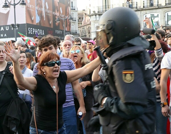 Η απάντηση Ραχόι: Ετοιμάζεται να αναστείλει τις εξουσίες της καταλανικής κυβέρνησης, επαινεί την αστυνομία