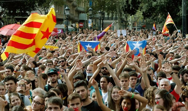 Χιλιάδες διαδηλωτές στους δρόμους της Καταλονίας κατά της αστυνομικής βίας