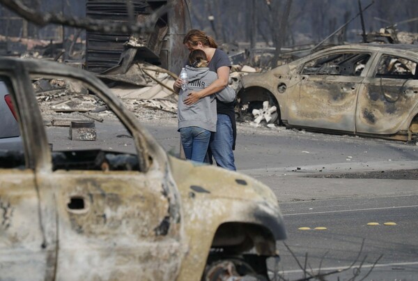 Ο Τραμπ κήρυξε την Καλιφόρνια σε κατάσταση καταστροφής καθώς μαίνονται οι πυρκαγιές