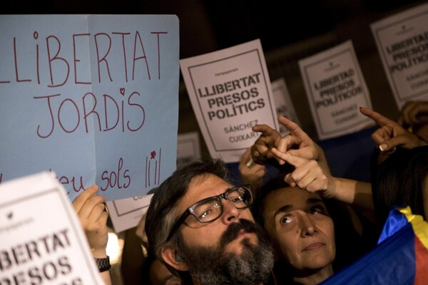 Kαταλονία: Μαζικές διαδηλώσεις σήμερα, μετά τη σύλληψη δύο αυτονομιστών ηγετών