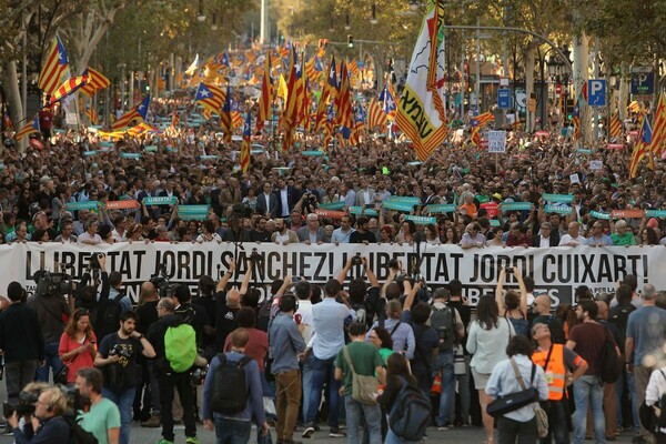 450.000 άνθρωποι στους δρόμους υπέρ της ανεξαρτησίας της Καταλονίας