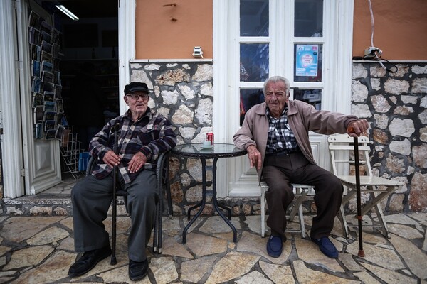 Η Ελλάδα γερνάει - Ο πληθυσμός της χώρας μειώνεται σε απόλυτους αριθμούς