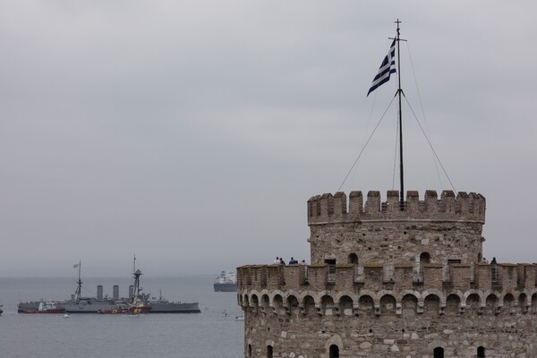 Το θωρηκτό Αβέρωφ στη Θεσσαλονίκη - Εντυπωσιακές φωτογραφίες από την άφιξη στο λιμάνι