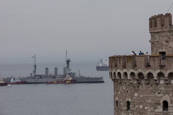 Το θωρηκτό Αβέρωφ στη Θεσσαλονίκη - Εντυπωσιακές φωτογραφίες από την άφιξη στο λιμάνι