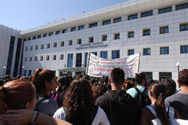 Επεισόδια και δακρυγόνα από τα ΜΑΤ στην πορεία των φοιτητών έξω από το υπουργείο Παιδείας