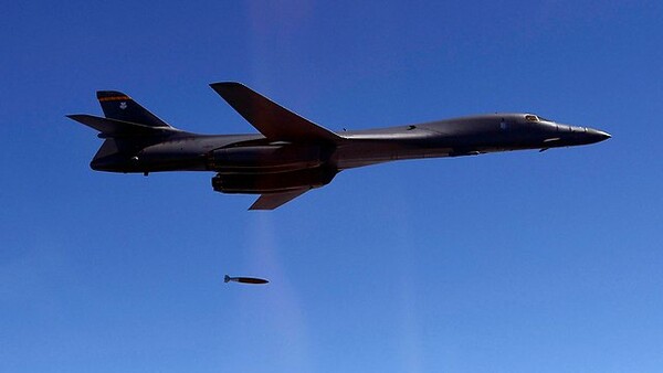 Επίδειξη δύναμης από αμερικανικά βομβαρδιστικά ανοικτά της Βόρειας Κορέας