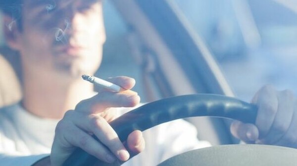 Αφαίρεση άδειας σε όσους προκαλούν ατυχήματα ακόμη και μιλώντας σε κινητό ή πετώντας τσιγάρο από το παράθυρο