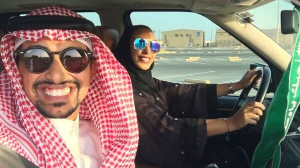 Σ. Αραβία: Σύζυγος δημοσιεύει φωτογραφία στην οποία μαθαίνει στη γυναίκα του να οδηγεί και δέχεται απειλές για τη ζωή του