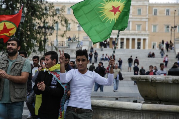 Διαμαρτυρία Κούρδων για να μην κλείσει η δομή τους στο Λαύριο