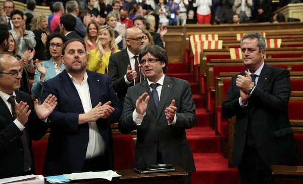 Συνεδριάζει την Πέμπτη το κοινοβούλιο της Καταλονίας για να απαντήσει στον Μαριάνο Ραχόι