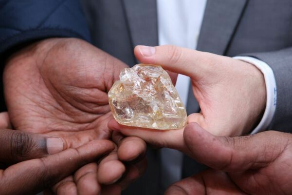 Η Σιέρα Λεόνε πουλάει ένα τεράστιο διαμάντι και τα έσοδα θα διατεθούν για τους φτωχούς
