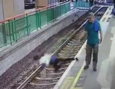 Χονγκ Κονγκ: Άντρας σπρώχνει καθαρίστρια στις γραμμές του τρένου και εξαφανίζεται ατάραχος μετά την επίθεση