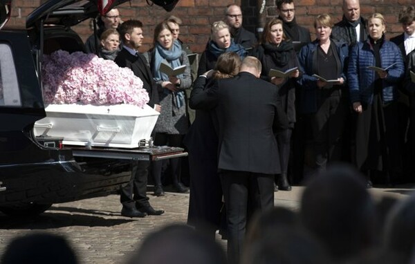Θρήνος στην κηδεία των τριών παιδιών του δισεκατομμυριούχου ιδιοκτήτη της Asos - Σπαρακτικό αντίο από την οικογένεια