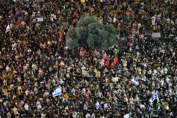 Οργή στο Ισραήλ: Χιλιάδες στους δρόμους κατά των κυβερνητικών χειρισμών στην πανδημία