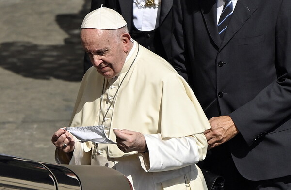 Κορωνοϊός: Ο πάπας Φραγκίσκος θεάθηκε για πρώτη φορά με μάσκα