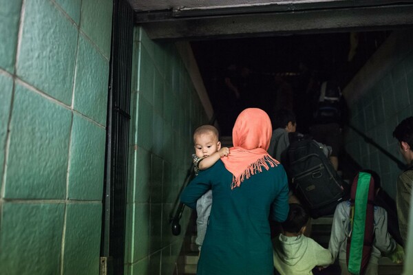 Oι πρόσφυγες που κατέβηκαν στις αποβάθρες του ΗΣΑΠ για να βρουν καταφύγιο μεταφέρθηκαν