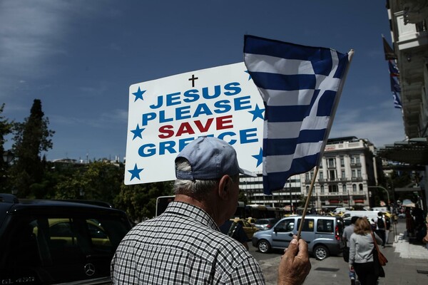 Business Insider: Η Ελλάδα μετατρέπεται σε κράτος-ζόμπι που υπάρχει για να ξεπληρώνει χρέη