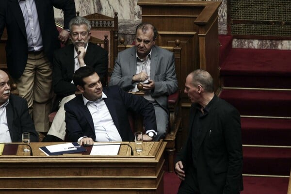 Πέσαν όλοι πάνω στο Βαρουφάκη - Στη Βουλή κατευθείαν μετά το Eurogroup o YΠΟΙΚ