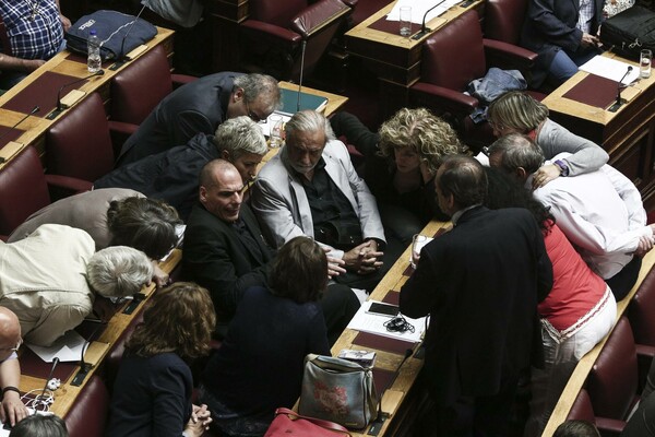 Πέσαν όλοι πάνω στο Βαρουφάκη - Στη Βουλή κατευθείαν μετά το Eurogroup o YΠΟΙΚ