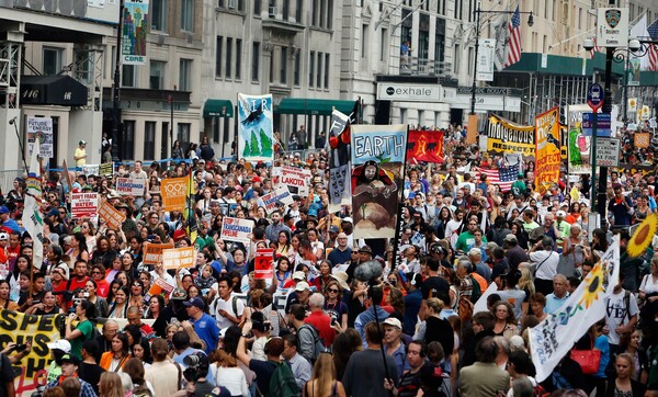 300.000 νεοϋορκέζοι στο δρόμο για το κλίμα και τον πλανήτη