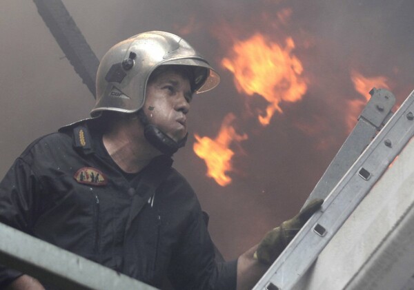 Mάχη με τις φλόγες στον Καρέα - Oι πρώτες εικόνες από τη μεγάλη πυρκαγιά