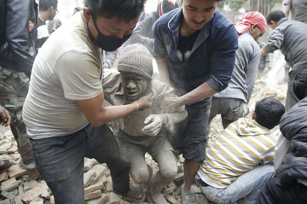 H ιστορία της συγκλονιστικής διάσωσης ενός άντρα από τα ερείπια του Κατμαντού