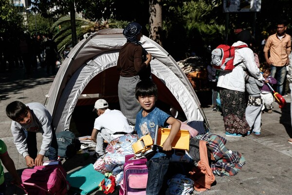 Οι πρόσφυγες της πλατείας Βικτωρίας μεταφέρθηκαν στο κλειστό γήπεδο Γαλατσίου