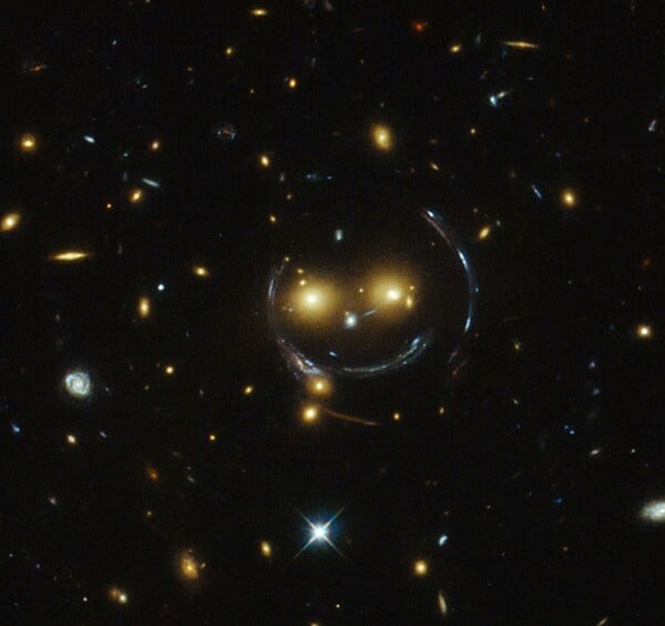 Ένα χαμογελαστό πρόσωπο στο διάστημα
