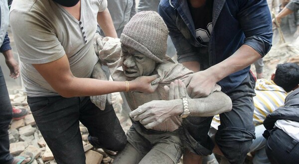 H ιστορία της συγκλονιστικής διάσωσης ενός άντρα από τα ερείπια του Κατμαντού