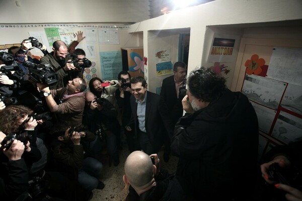 Πανδαιμόνιο στο εκλογικό κέντρο που ψήφισε ο Α. Τσίπρας