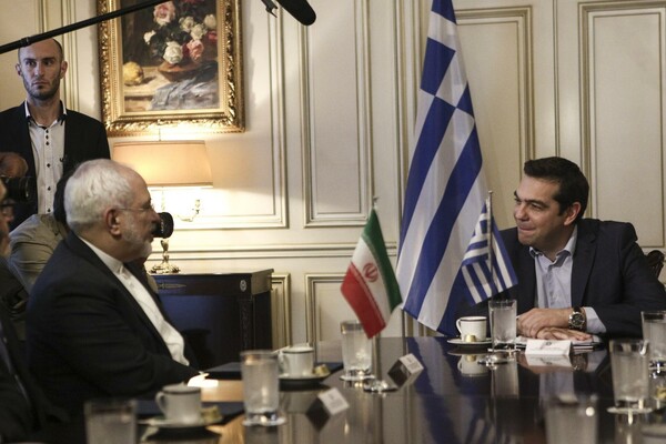 Ανάπτυξη διμερών σχέσεων και ενεργειακά στο τραπέζι της συνάντησης Τσιπρα με τον ιρανό υπουργό Εξωτερικών