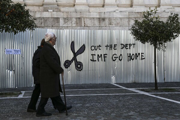 Πρ. διευθυντής του ΔΝΤ: ''Μειώστε στο μισό το ελληνικό χρέος''