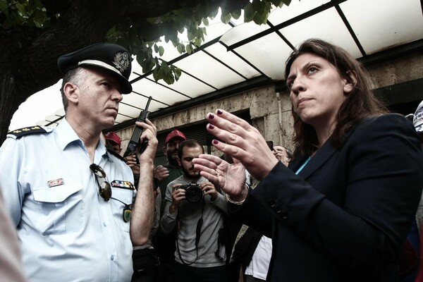 Ο Πανούσης δίνει συγχαρητήρια στον αστυνομικό που ήρθε αντιμέτωπος με τη Ζωή Κωνσταντοπούλου