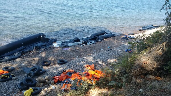 Περιβαλλοντική «βόμβα» στα νησιά από τις πλαστικές βάρκες των προσφύγων