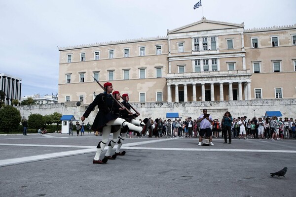 La Stampa: Χρεοκοπία και ανθρωπιστικό σχέδιο το Plan B για την Ελλάδα